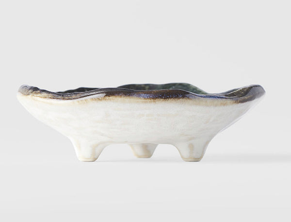 IxCHeL Fibre & Yarns Ceramic Tripod Spindle Bowl  side view showing the wavey edges 