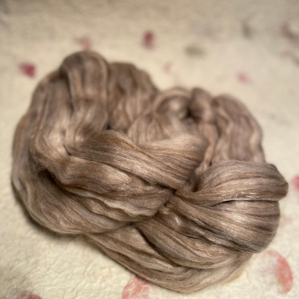IxCHeL Fibre & Yarns Bunny Bison Bliss BBB Tops colourway Natural close up