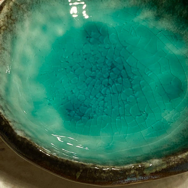 IxCHeL Fibre & Yarns Ceramic Tripod Spindle Bowl close up of the Turquoise glazed 