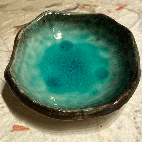 IxCHeL Fibre & Yarns Ceramic Tripod Spindle Bowl  showing the beautiful Turquoise Glaze