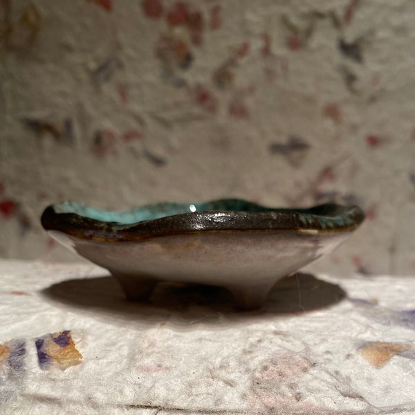 IxCHeL Fibre & Yarns Ceramic Tripod Spindle Bowl side view showing the wavey edges